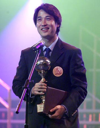 中国足球龙之队颁奖典礼 祁宏获奖风流倜傥(图)